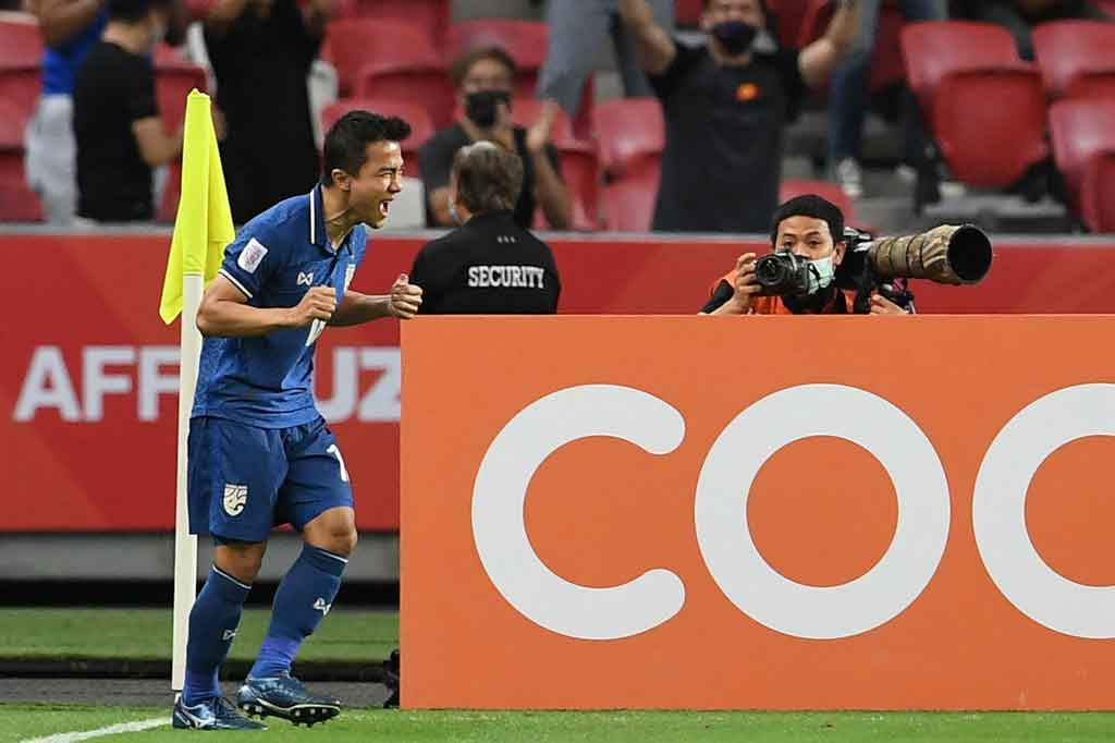 Tim Merah Putih sudah harus kebobolan saat laga baru berjalan dua menit lewat kapten Thailand, Chanathip Songkrasin. Itu merupakan gol ketiga Chanathip di turnamen tersebut.