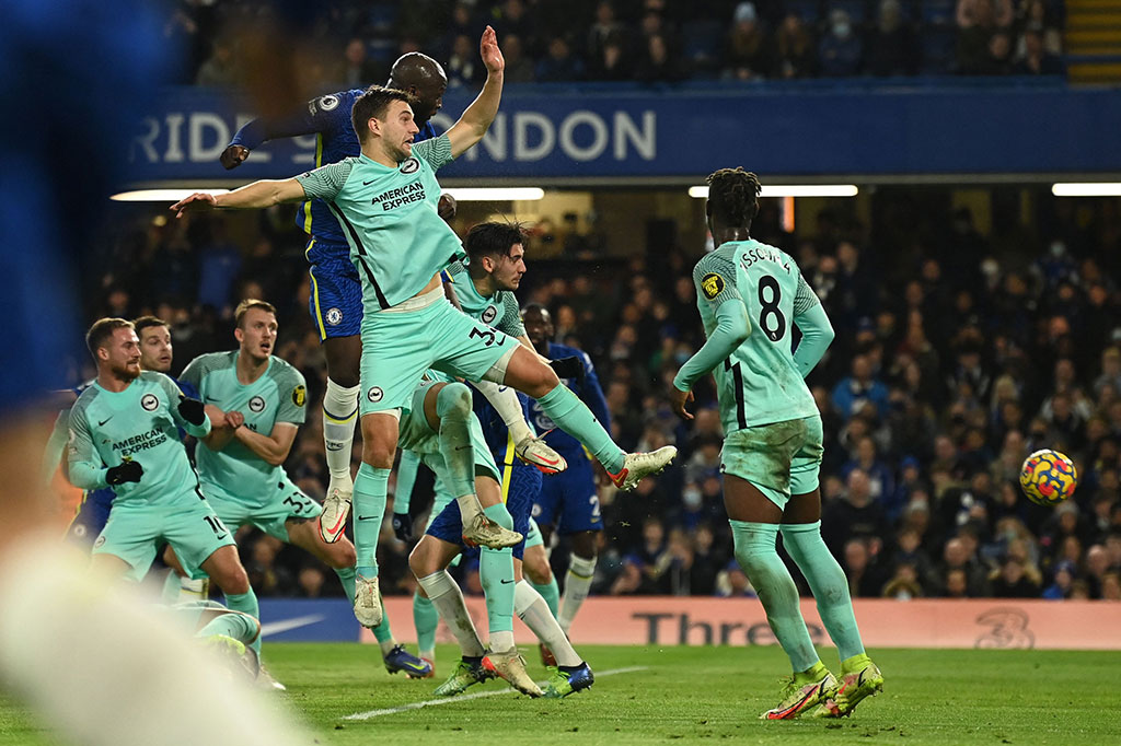 Chelsea perlahan menemukan ritme permainan dan mampu membuka keunggulan pada menit ke-28 lewat tandukan Romelu Lukaku menyambut sepak pojok Mason Mount.