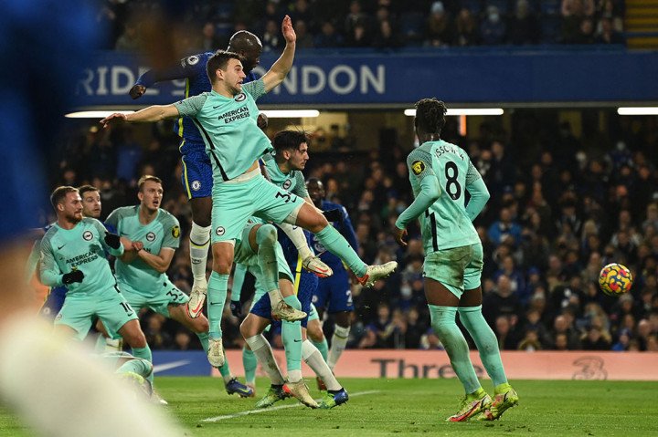 Chelsea perlahan menemukan ritme permainan dan mampu membuka keunggulan pada menit ke-28 lewat tandukan Romelu Lukaku menyambut sepak pojok Mason Mount.