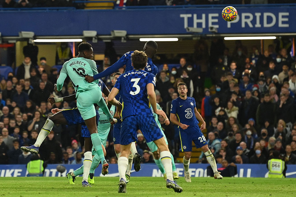 Semenit berselang tim tamu justru berhasil menyamakan kedudukan lewat tandukan Danny Welbeck menyambut umpan silang kiriman Marc Cucurella. Skor 1-1 yang bertahan hingga bubaran. 