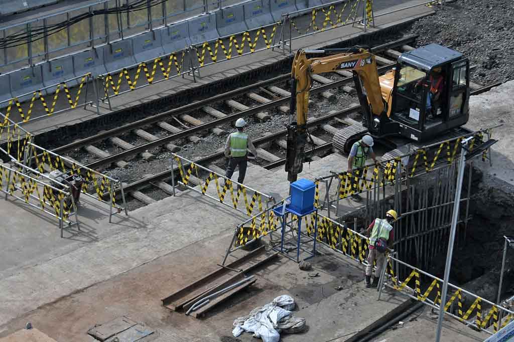 Pekerja menemukan rel trem peninggalan Belanda di lokasi proyek pembangunan MRT Jakarta Fase 2A Glodok-Kota. Lokasi tepatnya berada di bawah jalur TransJakarta atau di Jalan Pintu Besar Selatan yang ditemukan pada Desember 2021.