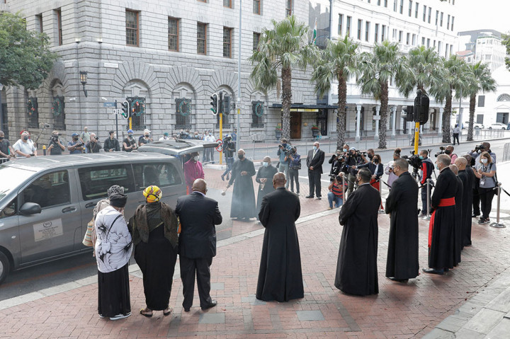 Jenazah Uskup Agung Desmond Tutu dibawa ke sebuah katedral bersejarah, Kamis, 30 Desember 2021, untuk memungkinkan orang Afrika Selatan mengucapkan selamat tinggal pada ikon anti-apartheid tersebut.
