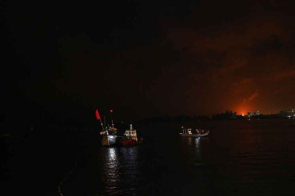 Sebanyak 120 warga etnis Rohingya yang telah terombang-ambing selama beberapa hari di tengah laut Aceh, akhirnya dievakuasi ke daratan melalui Pelabuhan Asean, Kreueng Geukeuh, Kabupaten Aceh Utara, Kamis, 30 Desember 2021 malam.