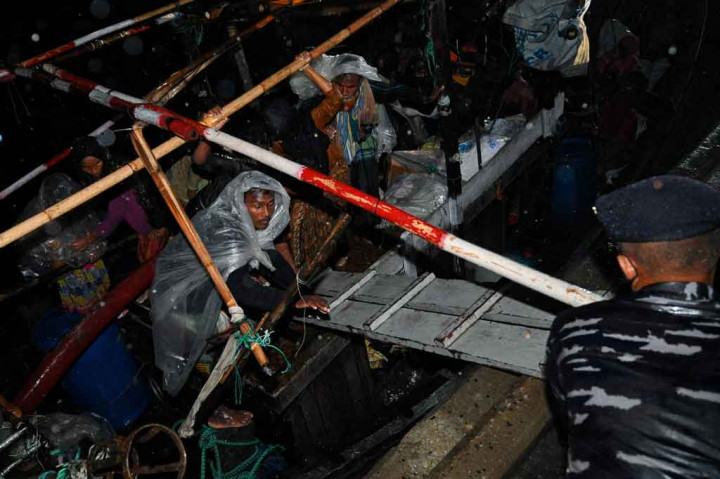 Kapal motor yang mengalami kerusakan dan mengangkut warga etnis Rohingya itu ditarik oleh KRI Parang-647 milik TNI Angkatan Laut dari laut lepas dan berlabuh di Pelabuhan Asean, Kreung Gekeuh sekitar pukul 23.58 WIB.