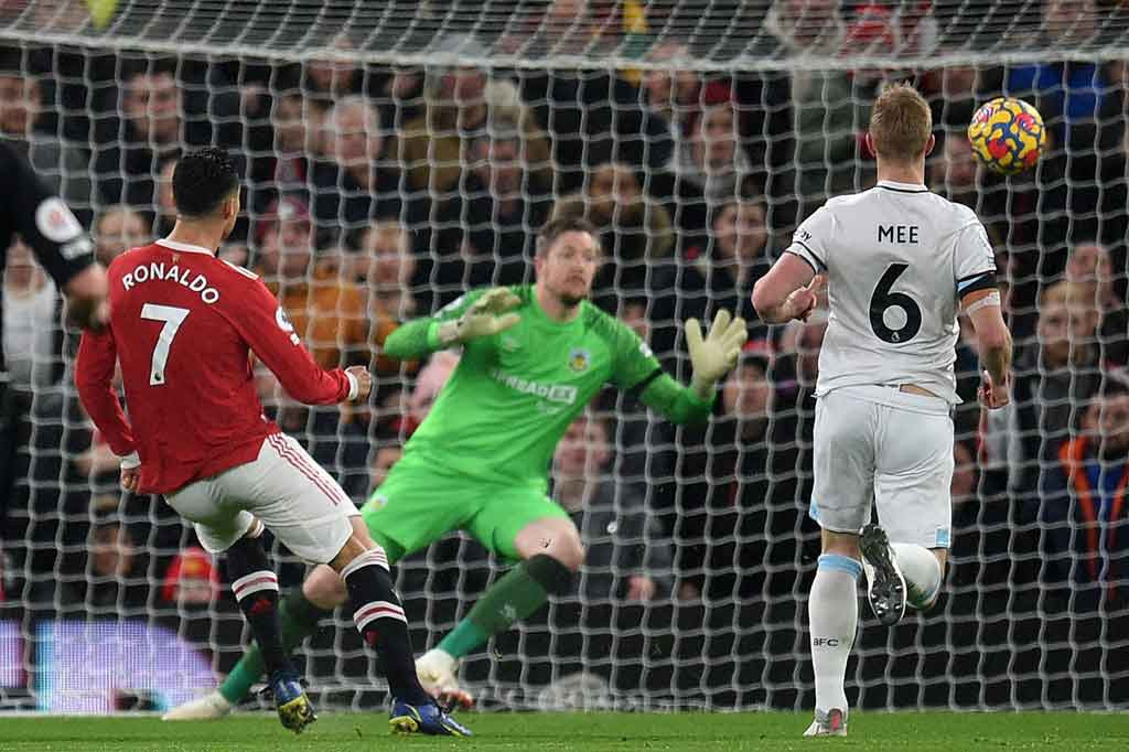 Setan Merah nyaris menjebol gawang tim tamu pada menit ke-5 lewat tembakan Cristiano Ronaldo. Namun bola masih sedikit melenceng dari gawang lawan.