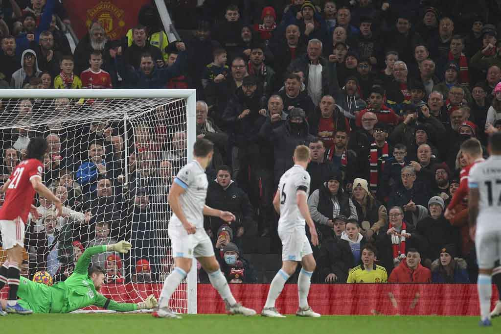 Tiga menit berselang tuan rumah akhirnya berhasil memecah kebuntuan lewat Scott McTominay yang menyambar bola kontrol Ronaldo di depan kotak penalti.