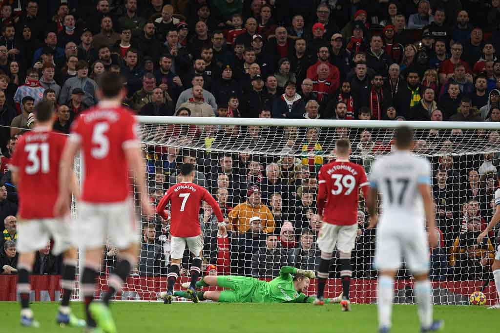 Gol kedua MU tercipta pada menit ke-27 akibat gol bunuh diri kapten Burnley Ben Mee yang gagal mengantisipasi tembakan Jadon Sancho.