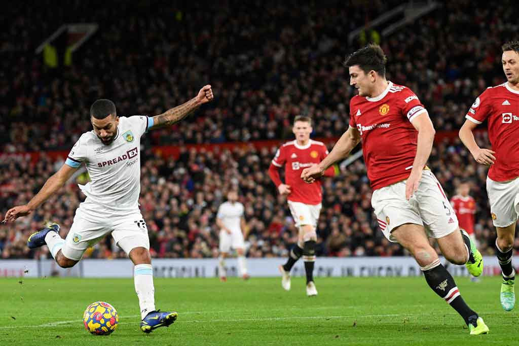 Tiga menit kemudian Burnley berhasil memperkecil ketertinggalan lewat tembakan diagonal Aaron Lennon yang menaklukkan David De Gea. Skor 3-1 bertahan hingga turun minum.