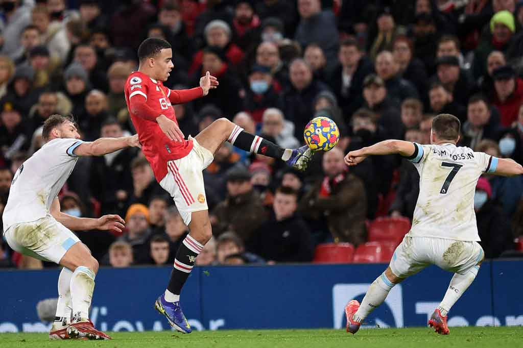 Kiper Burnley Wayne Hennessey tampil cemerlang dengan menggagalkan peluang dibuat Mason Greenwood dan Cavani setelah turun minum. Sementara peluang emas Burnley dari bola mati lewat James Tarkowski masih gagal membuahkan gol. Tidak ada tambahan gol lagi hingga wasit meniup peluit panjang tanda pertandingan usia.