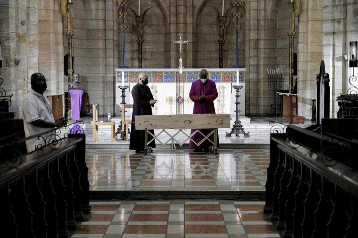 Jenazah Uskup Agung Desmond Tutu dibawa ke sebuah katedral bersejarah, Kamis, 30 Desember 2021, untuk memungkinkan orang Afrika Selatan mengucapkan selamat tinggal pada ikon anti-apartheid tersebut.
