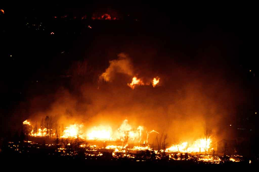 Sedikitnya 1.600 hektar telah terbakar di Boulder County, sebagian besar di pinggiran kota, dengan peringatan bahwa kematian dan cedera kemungkinan besar terjadi saat api melalap hotel dan pusat perbelanjaan.