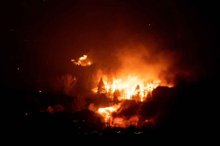 Kota Louisville yang berpenduduk 20.000 jiwa, bersama dengan 13.000 penduduk Superior, telah diperintahkan untuk keluar, dengan Layanan Cuaca Nasional menggambarkan situasinya sebagai mengancam jiwa.