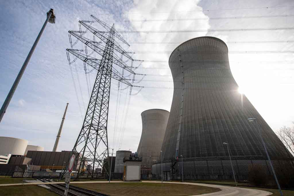 Langkah ini akan mengurangi separuh kapasitas nuklir yang tersisa di Jerman dan mengurangi output energi sekitar empat gigawatt - setara dengan daya yang dihasilkan oleh 1.000 turbin angin.