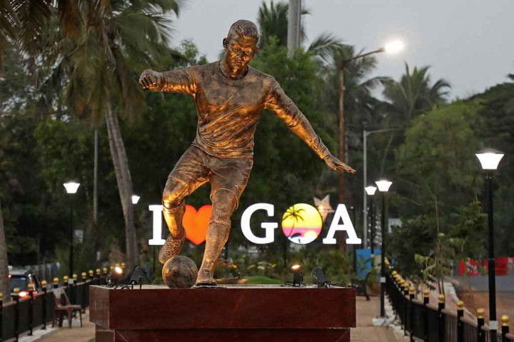 Patung pesepakbola Portugal Cristiano Ronaldo telah menyebabkan kegemparan di negara bagian Goa, India selatan. Penduduk setempat menuduh para pejabat tidak peka untuk menghormati seorang bintang olahraga dari bekas kekuatan kolonial di kawasan itu.