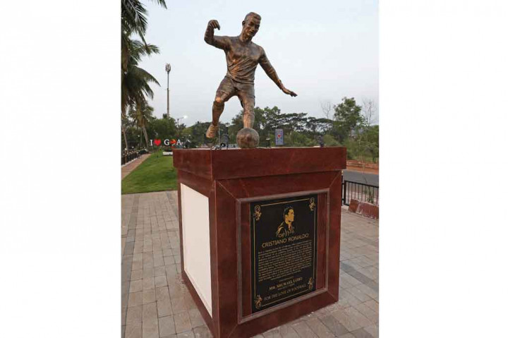 Para pengunjuk rasa dengan bendera hitam berkumpul di lokasi setelah patung itu diresmikan di Kota Calangute minggu ini. Mereka menyatakan kemarahan karena pihak berwenang telah mengesampingkan bintang olahraga India dan memilih pemain dari Portugal, yang memberikan kemerdekaan Goa pada tahun 1961.