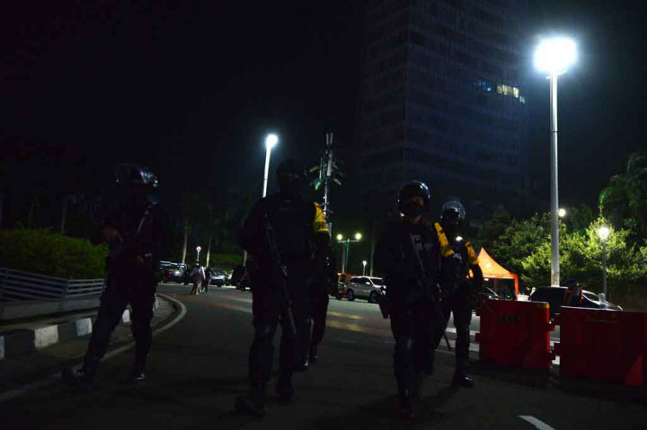 Berdasarkan pantauan, pada Jumat, 31 Desember 2021 malam, petugas gabungan dari unsur Polri, TNI, dan Satpol PP tetap bersiaga untuk mendukung penerapan CFN meskipun situasi lalu lintas cukup lengang.