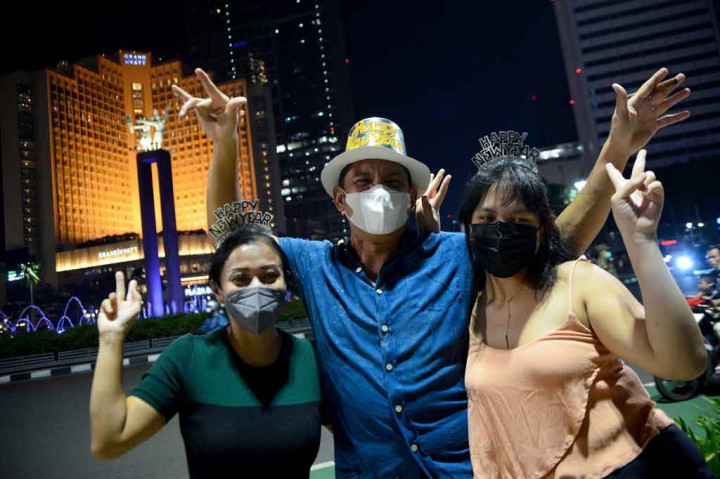 Tampak hanya beberapa orang saja yang merayakan malam pergantian tahun di sekitar kawasan Bundara Hotel Indonesia, Thamrin, Jakarta.