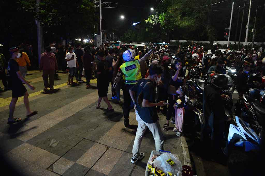 Petugas juga bersiaga di lokasi yang berpotensi menimbulkan kerumunan dan penumpukan kendaraan, seperti wilayah Sudirman, Thamrin dan Kemayoran.