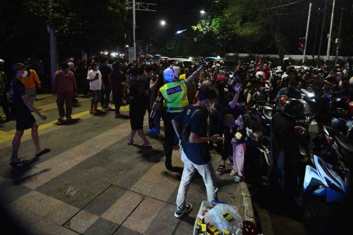 Petugas juga bersiaga di lokasi yang berpotensi menimbulkan kerumunan dan penumpukan kendaraan, seperti wilayah Sudirman, Thamrin dan Kemayoran.