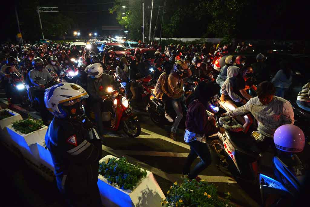 Polisi membubarkan kerumunan warga masyarakat yang akan merayakan malam pergantian tahun di sekitar kawasan Bundara Hotel Indonesia, Thamrin, Jakarta.