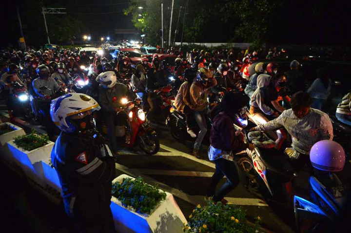 Polisi membubarkan kerumunan warga masyarakat yang akan merayakan malam pergantian tahun di sekitar kawasan Bundara Hotel Indonesia, Thamrin, Jakarta.