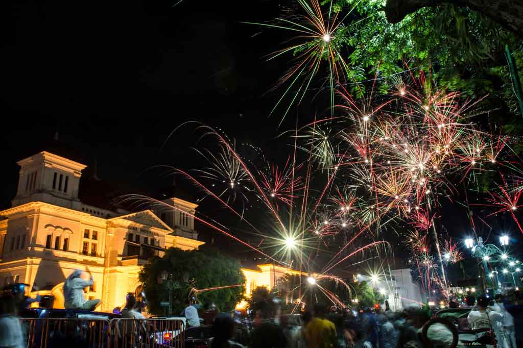 Pesta kembang api mewarnai malam pergantian tahun di Yogyakarta. AFP PHOTO/Agung Supriyanto
