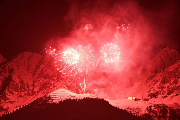 Pesta kembang api terlihat pada awal pergantian tahun di depan Pegunungan Alpen Northern Range (Nordkette) dekat Innsbruck, Austria, pada Sabtu, 1 Januari 2022 dini hari waktu setempat. AFP PHOTO/Christof Stache