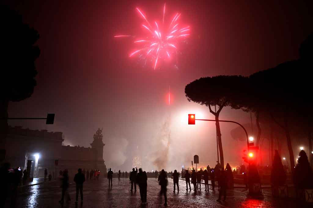 Kembang api pada malam Tahun Baru meletus di atas Roma pada Sabtu, 31 Desember. AFP PHOTO/Alberto Pizzoli