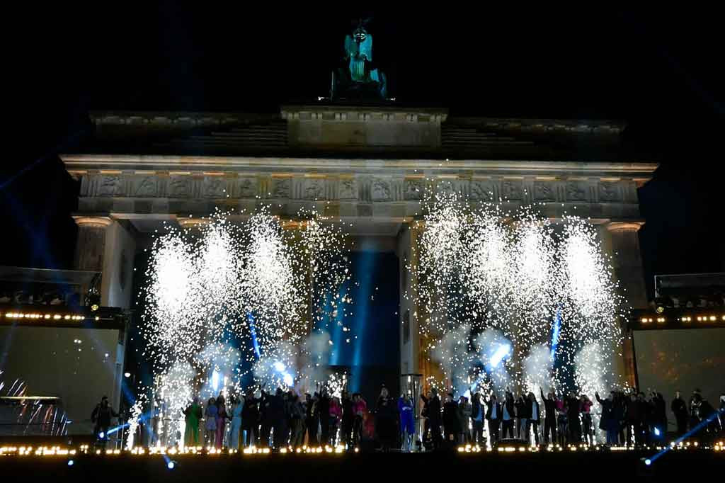 Pesta kembang api di Gerbang Brandenburg di Berlin untuk merayakan Tahun Baru pada 1 Januari 2022. AFP PHOTO/John MacDougall