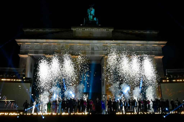 Pesta kembang api di Gerbang Brandenburg di Berlin untuk merayakan Tahun Baru pada 1 Januari 2022. AFP PHOTO/John MacDougall