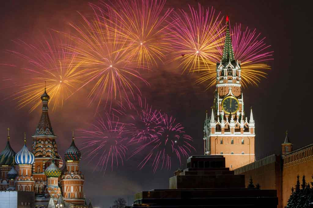 Kembang api menerangi langit di atas Kremlin selama perayaan Tahun Baru di Lapangan Merah, Moskow pada 1 Januari 2022. AFP PHOTO/Dimitar Dilkoff