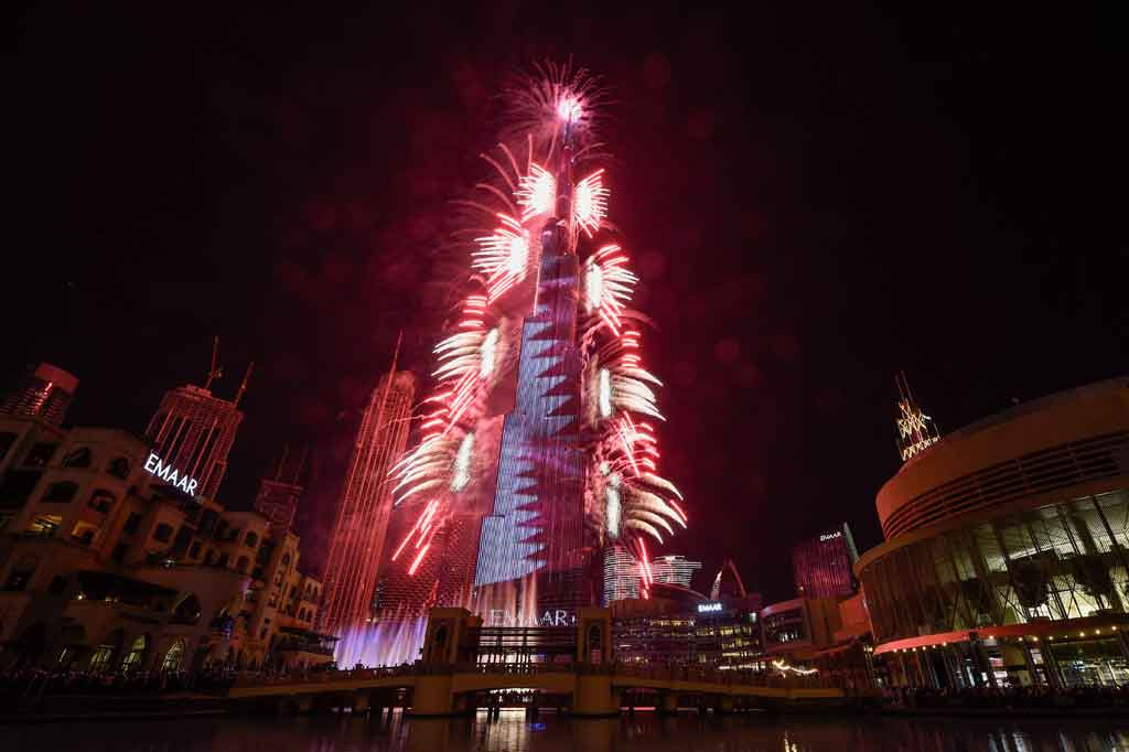 Kembang api warna-warni menerangi Burj Khalifa di Dubai, Uni Emirat Arab. AFP PHOTO