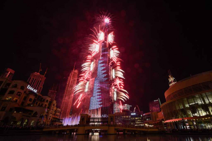 Kembang api warna-warni menerangi Burj Khalifa di Dubai, Uni Emirat Arab. AFP PHOTO