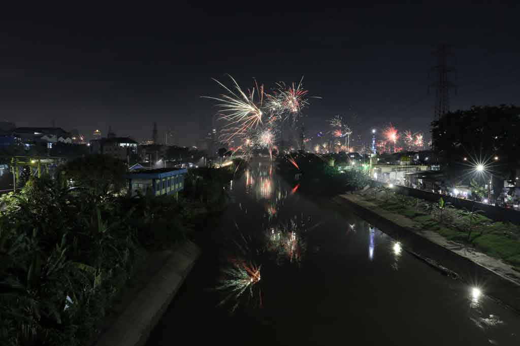 Suasana kota Jakarta saat matahari terbit Tahun Baru 2022 dari kawasan Tomang, Jakarta, Sabtu, 1 Januari 2022.