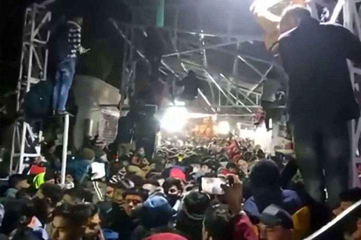 Kerumunan umat yang penuh sesak di Kuil Vaishno Devi,kuil Vaishno Devi, salah satu situs Hindu paling dihormati di negara itu, di dekat kota Katra di wilayah persatuan Jammu dan Kashmir. Sedikitnya 12 peziarah meninggal dunia dan belasan lainnya terluka akibat terinjak-injak di kuil tersebut.