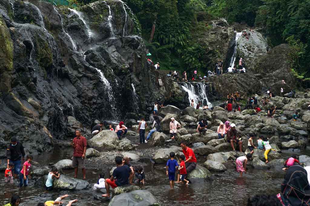Sejumlah objek wisata di Banyumas, Jawa Tengah (Jateng) dipadati  pengunjung pada Sabtu, 1 Januari 2022. Bahkan di Lokawisata Baturraden, jumlah  pengunjung hingga siang telah mencapai 2 ribu orang.