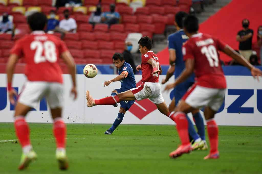 Disiplinnya pertahanan Indonesia membuat para pemain Thailand tidak leluasa untuk melepaskan tembakan ke arah gawang Nadeo Argawinata. Skor 1-0 untuk keunggulan Indonesia bertahan hingga jeda.