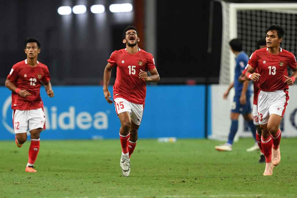 Indonesia tertinggal 0-4 di leg pertama dan setidaknya harus menang 5-0 di leg kedua untuk merengkuh gelar juara. Asa Indonesia tercipta setelah berhasil unggul cepat saat laga baru berjalan tujuh menit lewat gol Ricky Kambuaya. Skor 1-0 bertahan hingga jeda.