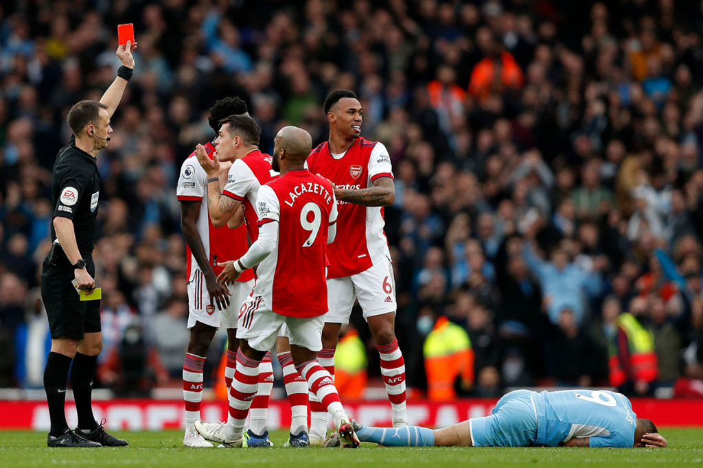 Arsenal lantas kehilangan Gabriel Magalhaes dua menit berselang karena kartu kuning kedua.