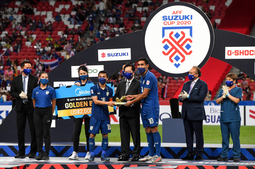 Sang kapten Thailand yang berkarier di Hokkaido Consadole Sapporo ini juga menyandang status sebagai pencetak gol terbanyak alias top skor Piala AFF 2021 beserta 3 pemain lain, termasuk Teerasil Dangda.