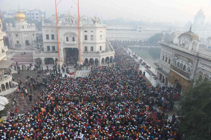 Sedikitnya 12 peziarah meninggal dunia dan belasan lainnya terluka akibat terinjak-injak di sebuah kuil Hindu di Kashmir, India pada Sabtu, 1 Januari 2022 dini hari waktu setempat.