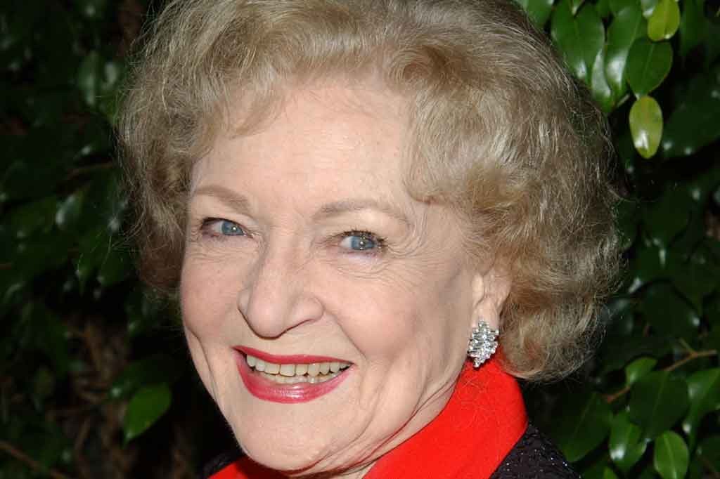 Aktris komedi Betty White yang membintangi sitkom The Golden Girls, tutup usia tiga pekan sebelum berulang tahun ke-100. Tidak disebutkan apa penyebab kematiannya. 