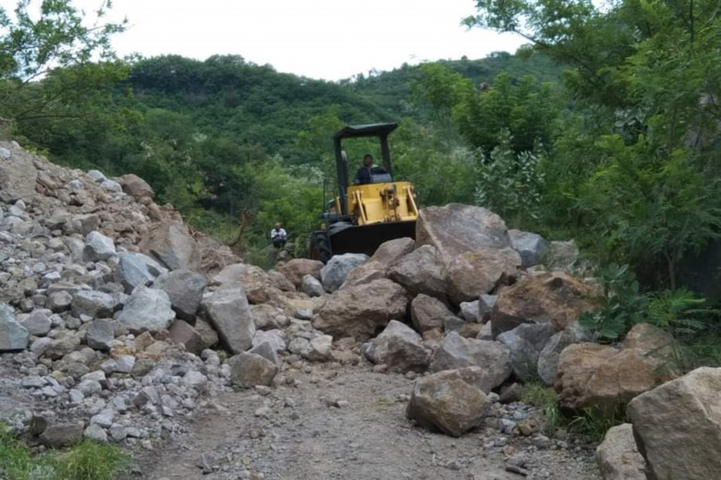 Akses jalan antar kecamatan di poros selatan, Kecamatan Mapitara yang sempat lumpuh total akibat longsoran kini sudah berangsur normal, Minggu, 2 Januari 2022.