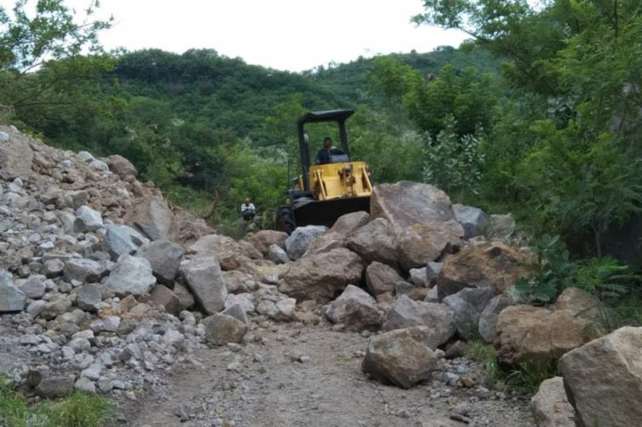 Akses jalan antar kecamatan di poros selatan, Kecamatan Mapitara yang sempat lumpuh total akibat longsoran kini sudah berangsur normal, Minggu, 2 Januari 2022.
