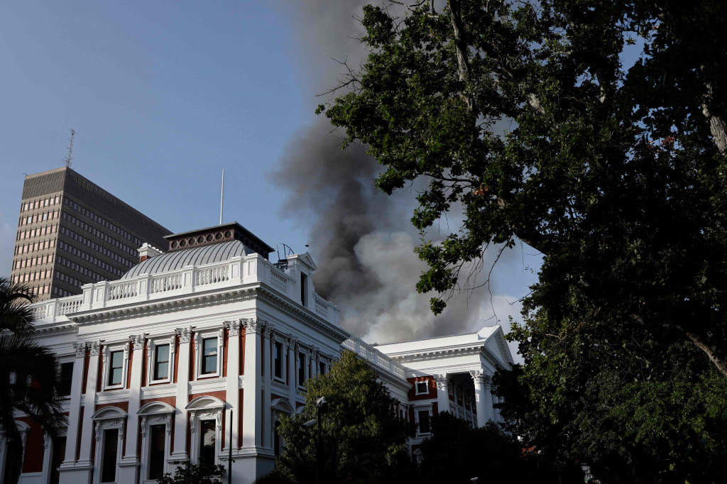 Gedung parlemen Afrika Selatan yang berada di Cape Town terbakar pada Minggu, 2 Januari 2022, waktu setempat.