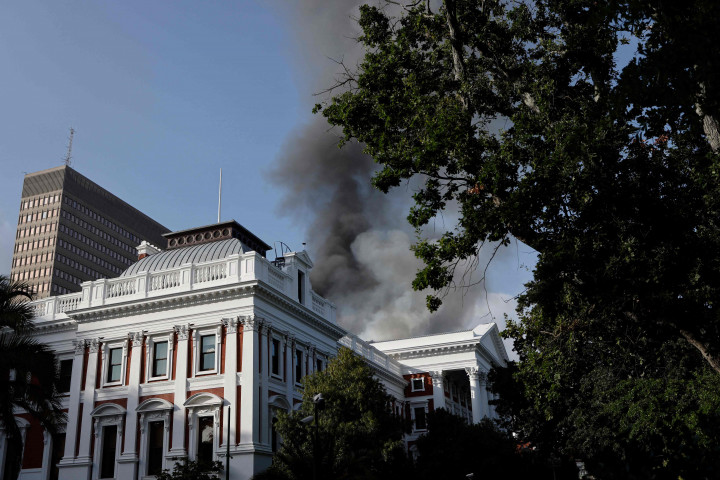 Gedung parlemen Afrika Selatan yang berada di Cape Town terbakar pada Minggu, 2 Januari 2022, waktu setempat.