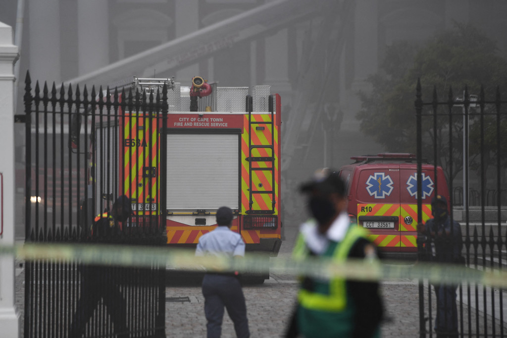 Petugas pemadam kebakaran datang dan tengah berusaha memadamkan api.