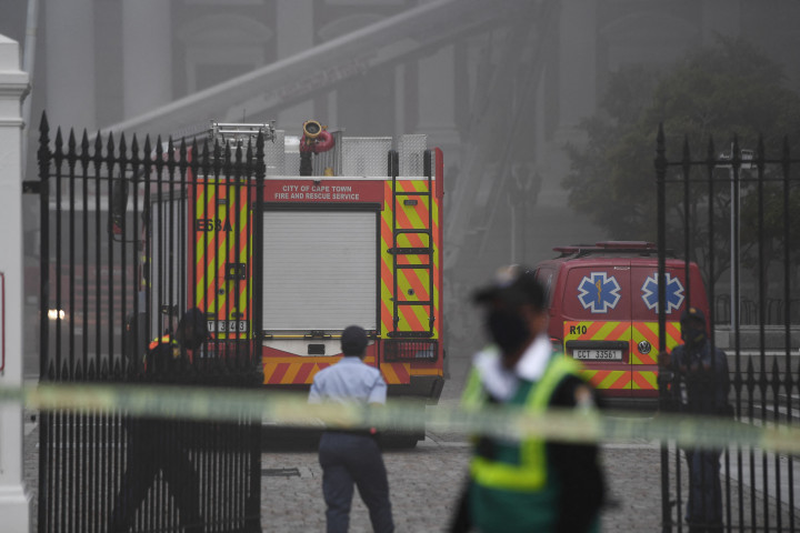 Petugas pemadam kebakaran datang dan tengah berusaha memadamkan api.