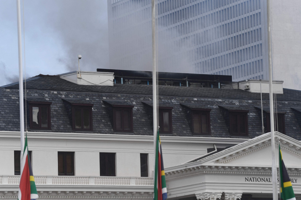 Hingga kini belum ada indikasi apapun terkait pemicu kebakaran di Gedung Parlemen tersebut.
