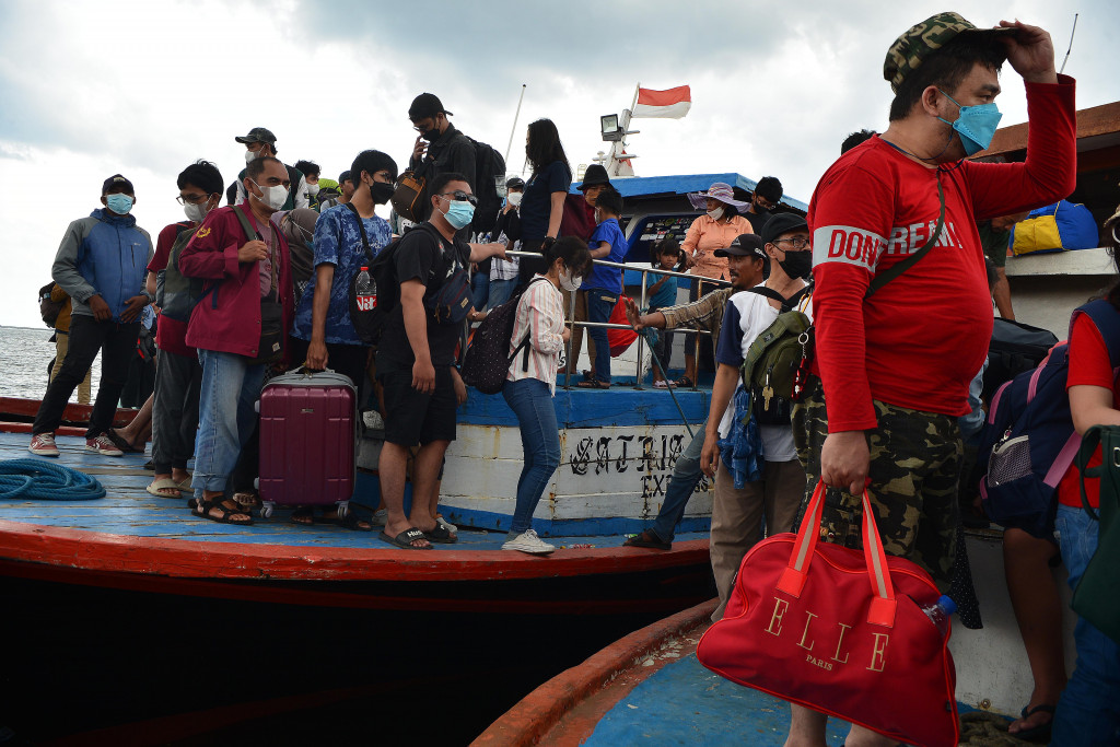 Dermaga Kali Adem mulai dipadati wisatawan usai merayakan pergantian tahun di Pulau Pari dan sekitar kepulauan seribu.